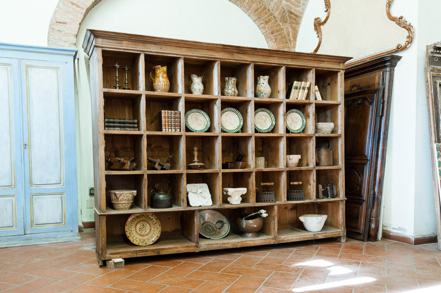 Grande libreria da negozio di inizio Novecento in legno di abete. La libreria è stata utilizzata come modello per la ricostruzione di nuove librerie realizzate con materiale d'epoca. Riprodotte su richiesta del cliente. Margheri Antichità