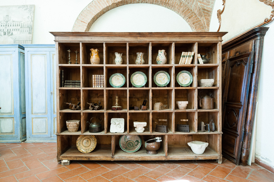 Grande libreria da negozio di inizio Novecento in legno di abete. La libreria è stata utilizzata come modello per la ricostruzione di nuove librerie realizzate con materiale d'epoca. Riprodotte su richiesta del cliente. Margheri Antichità