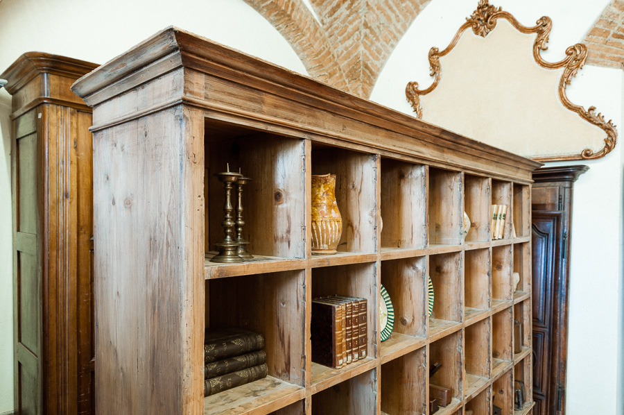Grande libreria da negozio di inizio Novecento in legno di abete. La libreria è stata utilizzata come modello per la ricostruzione di nuove librerie realizzate con materiale d'epoca. Riprodotte su richiesta del cliente. Margheri Antichità