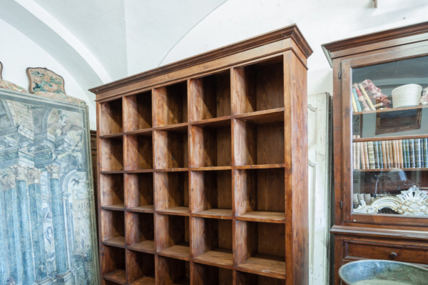 Libreria a giorno ricostruita con legno di abete antico. Margheri Antichità