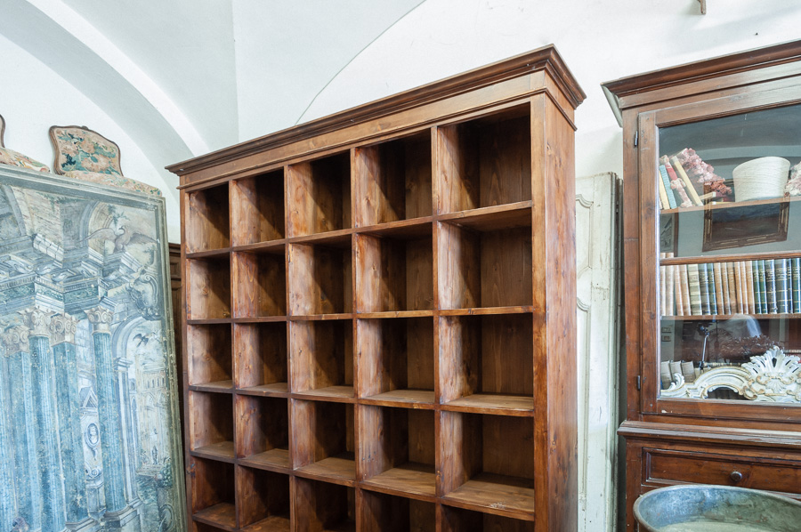 Libreria a giorno ricostruita con legno di abete antico. Margheri Antichità