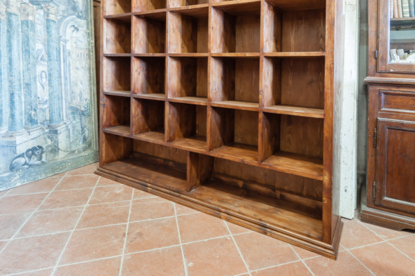Libreria a giorno ricostruita con legno di abete antico. Margheri Antichità