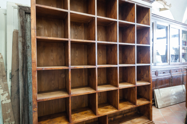 Libreria a giorno ricostruita con legno di abete antico. Margheri Antichità