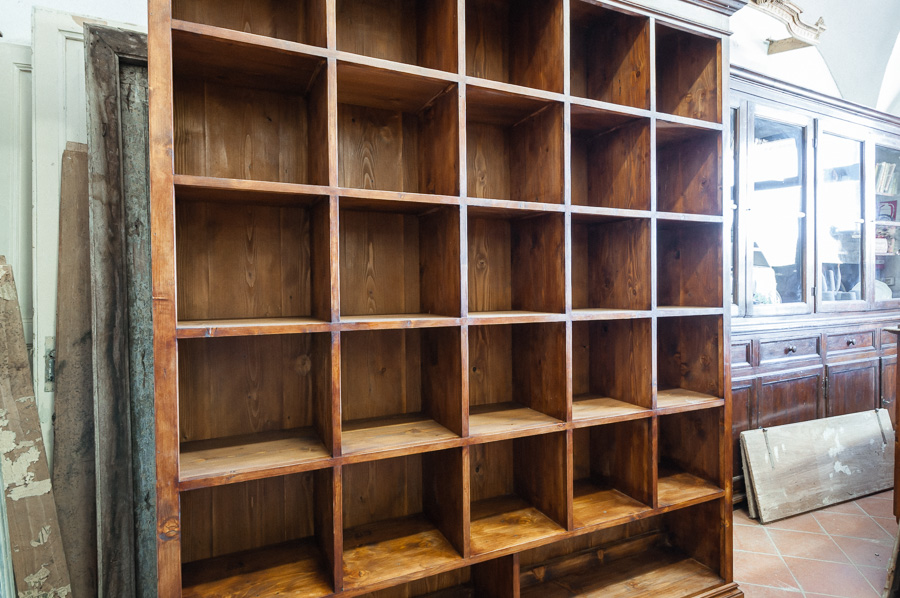 Libreria a giorno ricostruita con legno di abete antico. Margheri Antichità