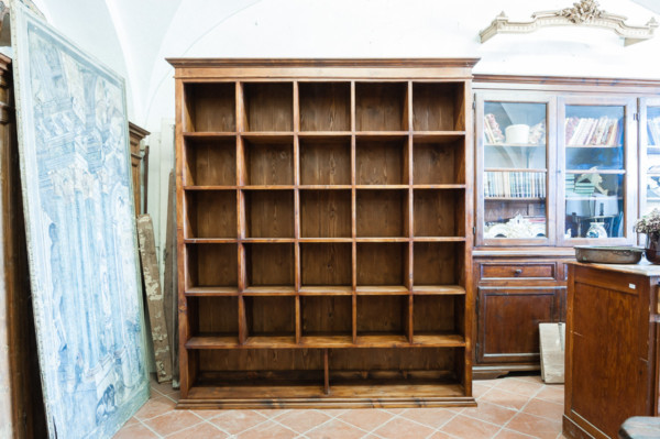 Libreria a giorno ricostruita con legno di abete antico. Margheri Antichità