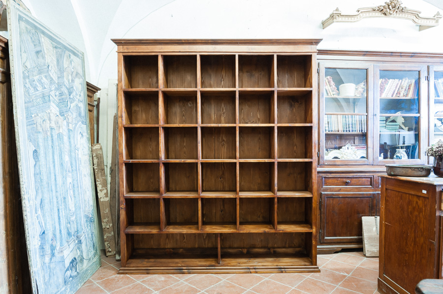 Libreria a giorno ricostruita con legno di abete antico. Margheri Antichità
