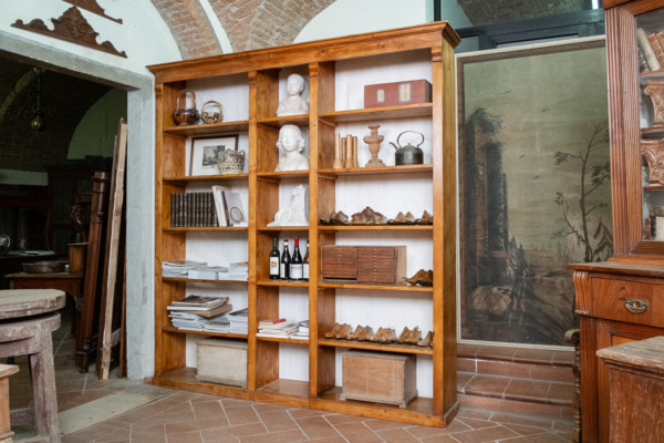 Libreria ricostruita su modello antico. Margheri Antichità
