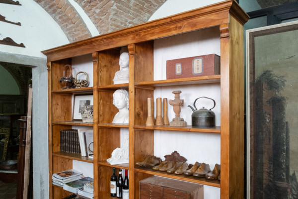 Libreria ricostruita su modello antico. Margheri Antichità