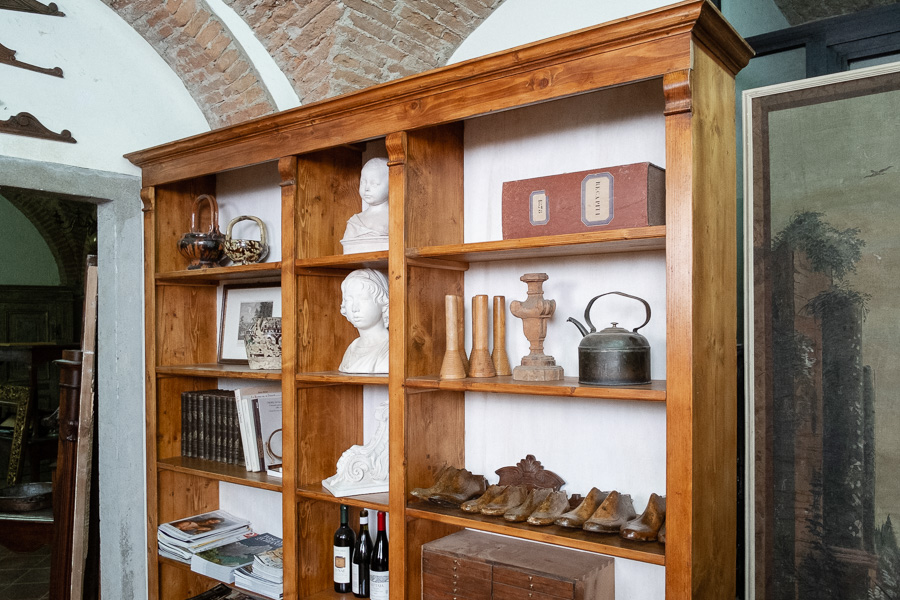 Libreria ricostruita su modello antico. Margheri Antichità