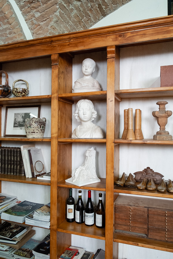 Libreria ricostruita su modello antico. Margheri Antichità