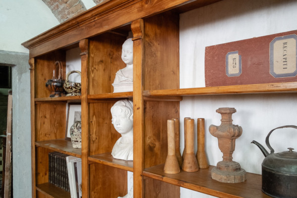 Libreria ricostruita su modello antico. Margheri Antichità
