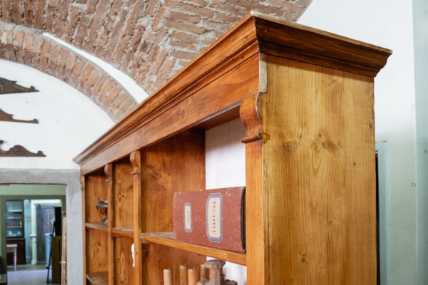 Libreria ricostruita su modello antico. Margheri Antichità