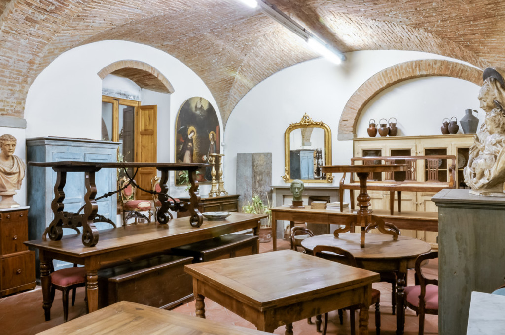 Galleria mobili e oggetti antichi. Margheri Antichità