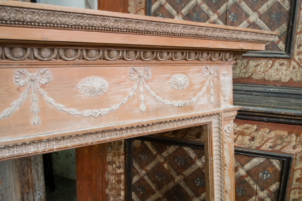 Cornice da camino in pino. Margheri Antichità