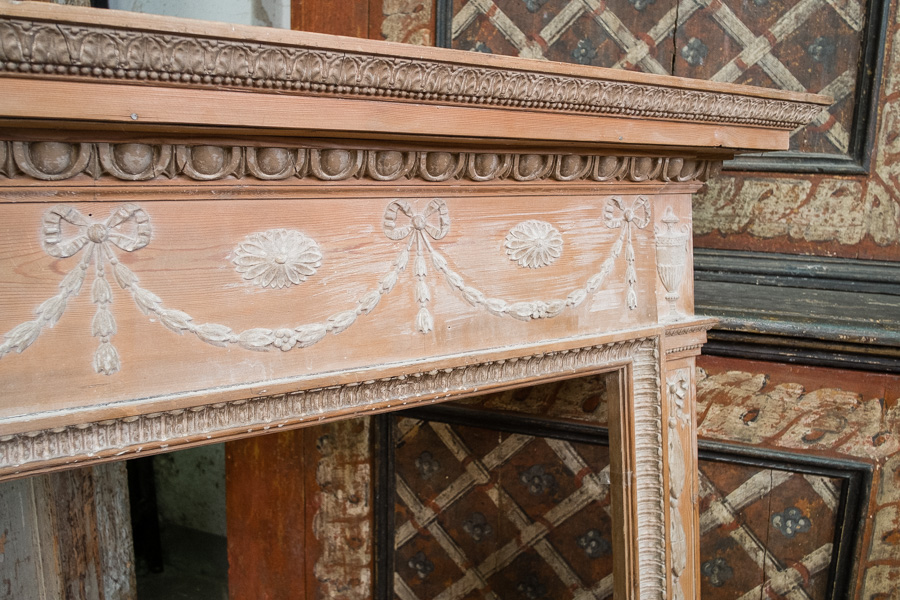 Cornice da camino in pino. Margheri Antichità