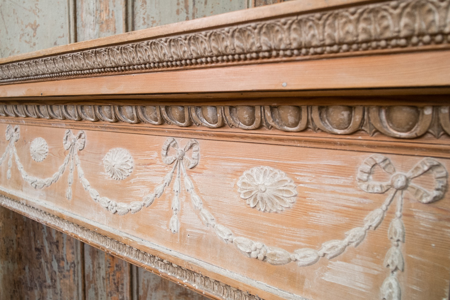 Cornice da camino in pino. Margheri Antichità