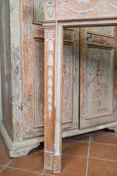 Cornice da camino in pino. Margheri Antichità