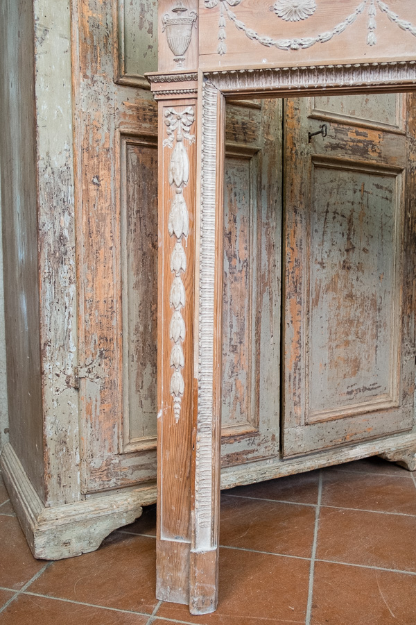 Cornice da camino in pino. Margheri Antichità