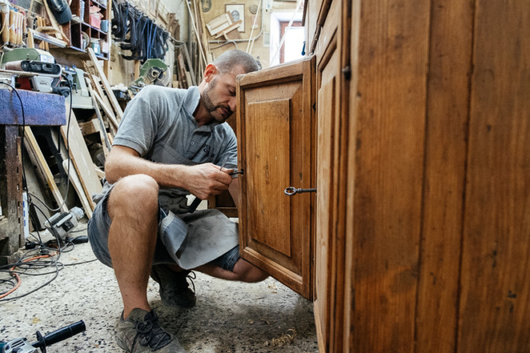 Il restuaro dei mobili antichi. Margheri Antichità