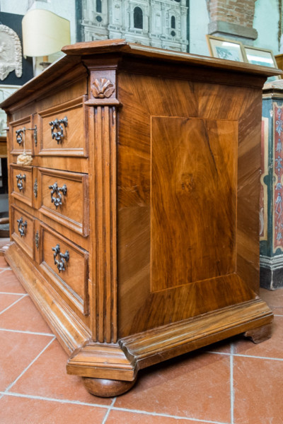 Antico cassettone listrato in noce, Toscana 1600. Margheri Antichità