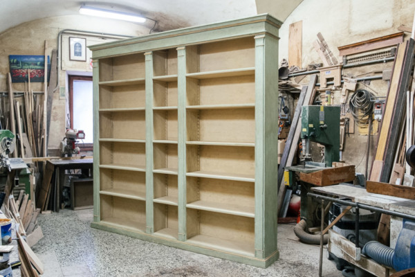Libreria a giorno, ricostruita su misura con materiale antico. Margheri Antichità