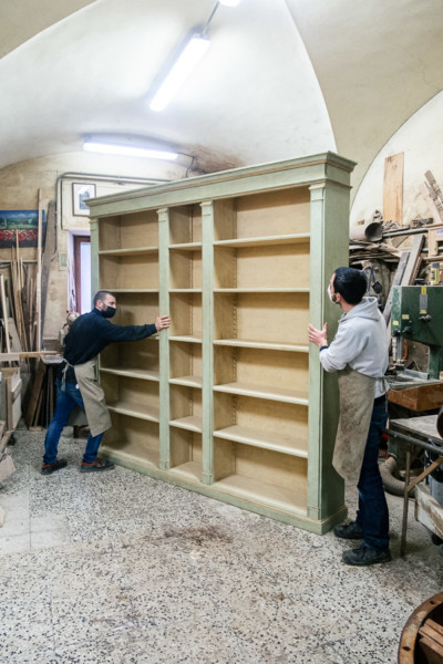 Libreria a giorno, ricostruita su misura con materiale antico. Margheri Antichità