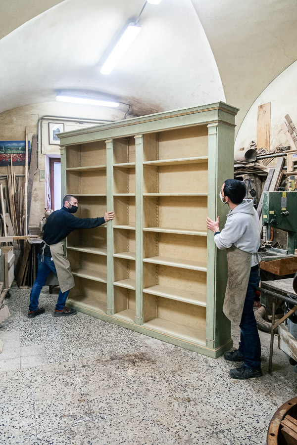 Libreria a giorno, ricostruita su misura con materiale antico. Margheri Antichità