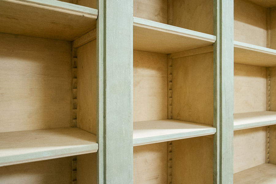 Libreria a giorno, ricostruita su misura con materiale antico. Margheri Antichità