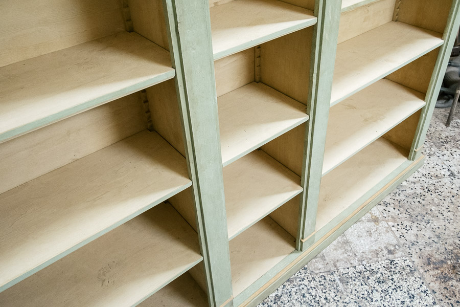 Libreria a giorno, ricostruita su misura con materiale antico. Margheri Antichità