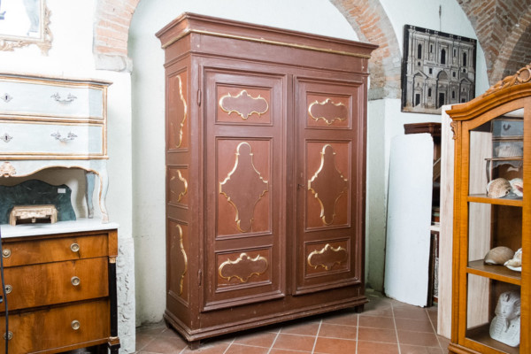 Antico armadio rosso pomepiano, Liguria 1700. Margheri Antichità