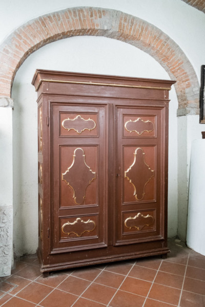 Antico armadio rosso pomepiano, Liguria 1700. Margheri Antichità