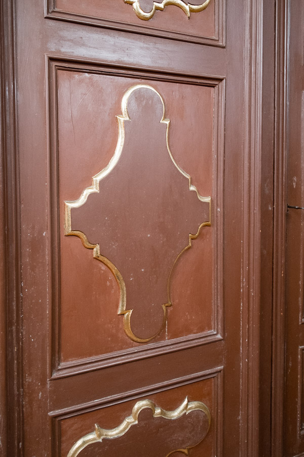 Antico armadio rosso pomepiano, Liguria 1700. Margheri Antichità
