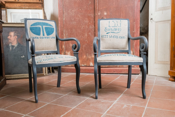 Poltrone laccate ricostruite in stile. Margheri Antichità