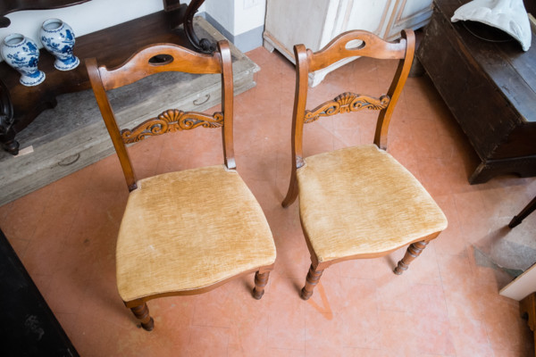 Coppia di sedie in noce, Toscana 1800. Margheri Antichità