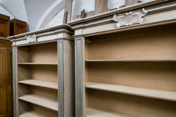 Librerie ricostruite su misura di gusto seicentesco. Margheri Antichità