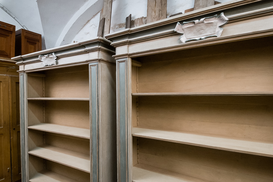 Librerie ricostruite su misura di gusto seicentesco. Margheri Antichità