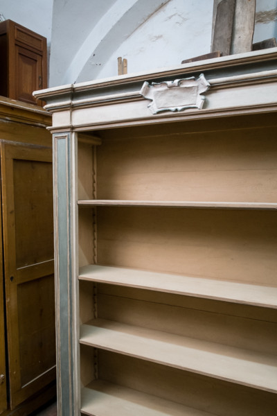Librerie ricostruite su misura di gusto seicentesco. Margheri Antichità