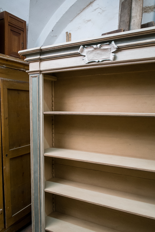 Librerie ricostruite su misura di gusto seicentesco. Margheri Antichità