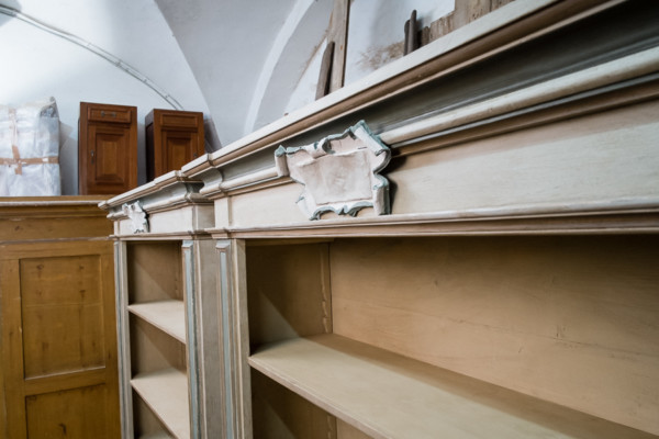 Librerie ricostruite su misura di gusto seicentesco. Margheri Antichità