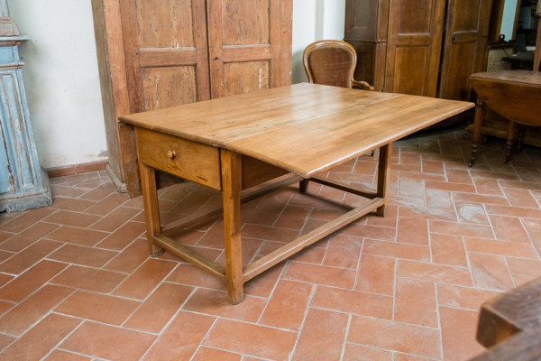 Tavolo in noce con grandi bandelle, Spagna 1800. Margheri Antichità