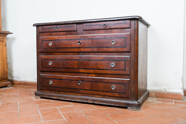Cassettone lastronato in noce, Toscana 1700. Margheri Antichità