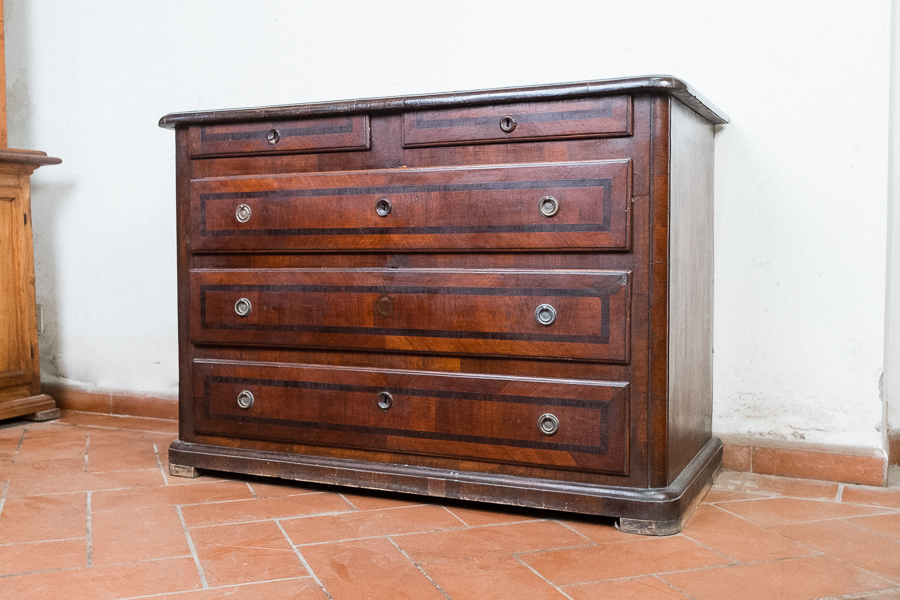 Cassettone lastronato in noce, Toscana 1700. Margheri Antichità