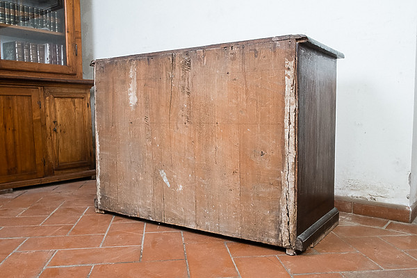 Cassettone lastronato in noce, Toscana 1700. Margheri Antichità
