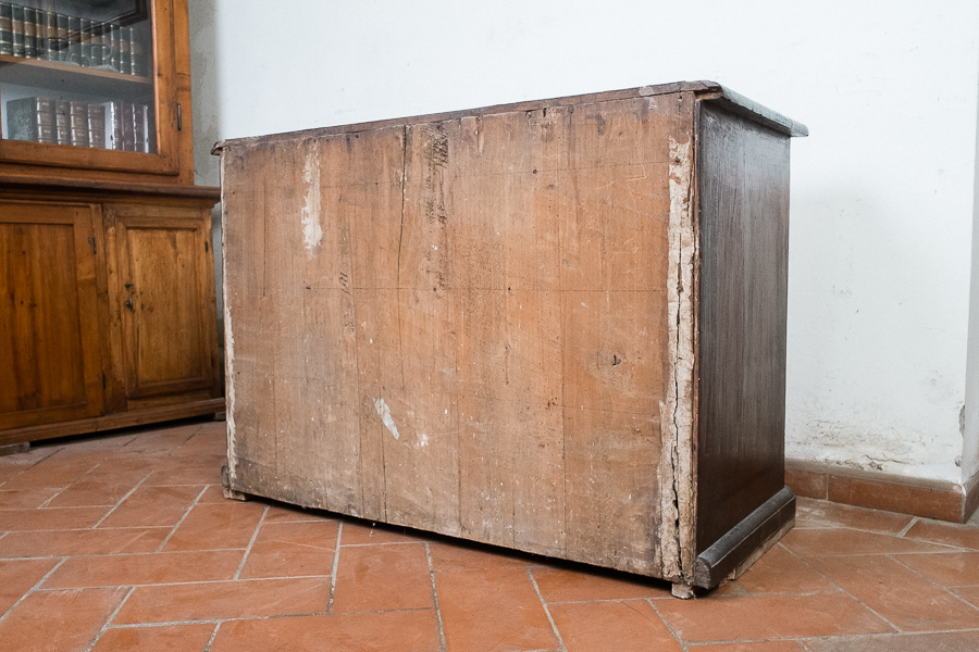 Cassettone lastronato in noce, Toscana 1700. Margheri Antichità