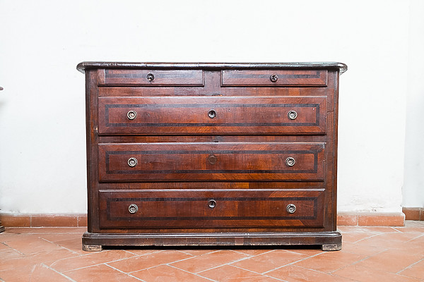 Cassettone lastronato in noce, Toscana 1700. Margheri Antichità