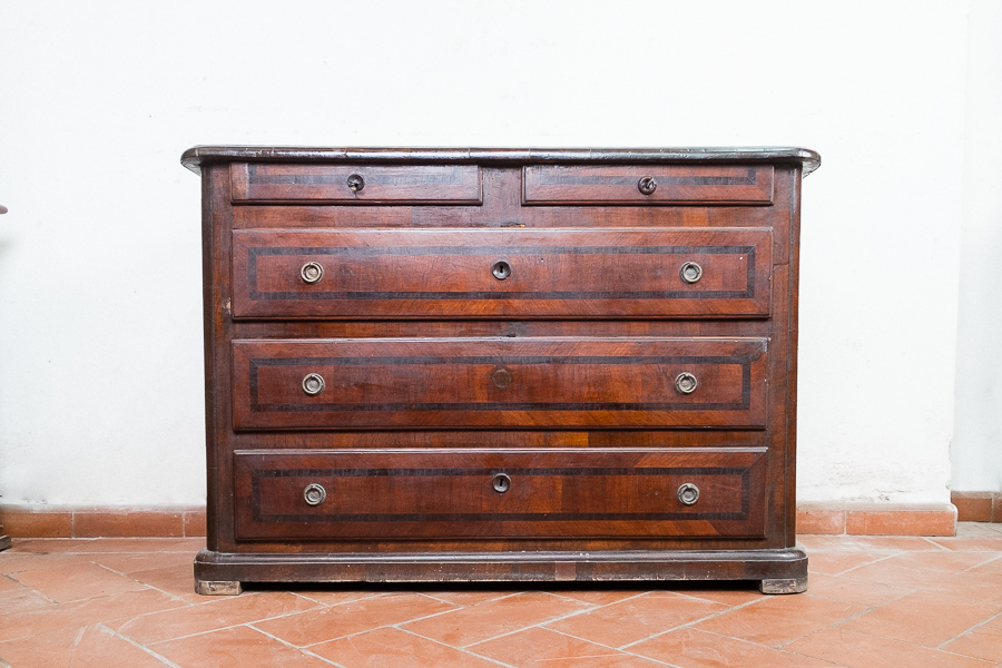 Cassettone lastronato in noce, Toscana 1700. Margheri Antichità
