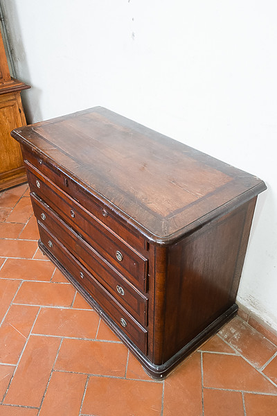 Cassettone lastronato in noce, Toscana 1700. Margheri Antichità