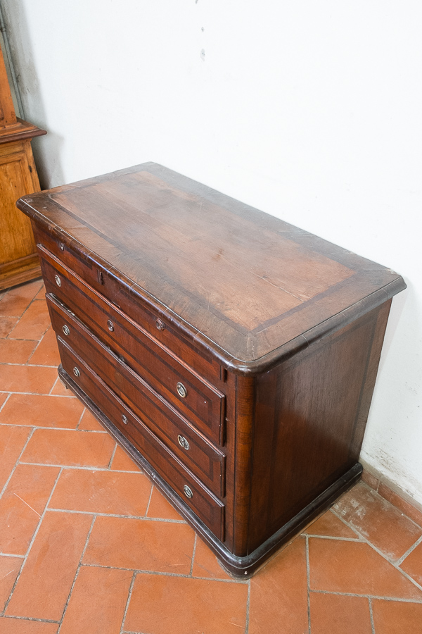 Cassettone lastronato in noce, Toscana 1700. Margheri Antichità