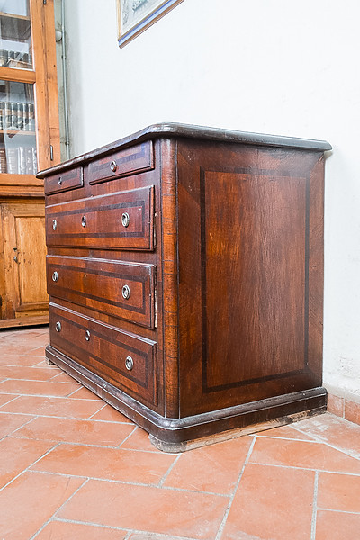 Cassettone lastronato in noce, Toscana 1700. Margheri Antichità