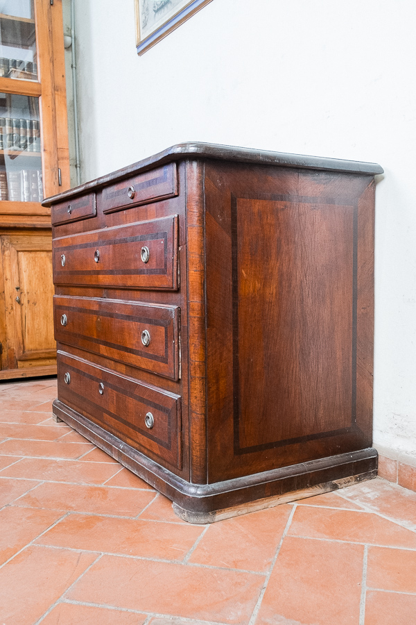 Cassettone lastronato in noce, Toscana 1700. Margheri Antichità